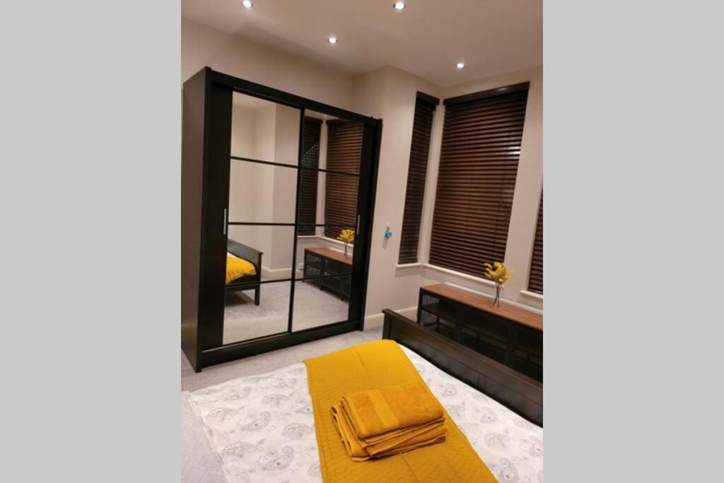 Contemporary 3 Bed Apartment In Hendon Central. Kültér fotó