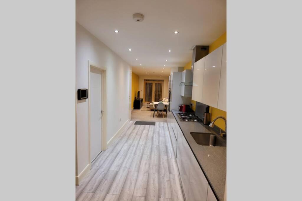 Contemporary 3 Bed Apartment In Hendon Central. Kültér fotó